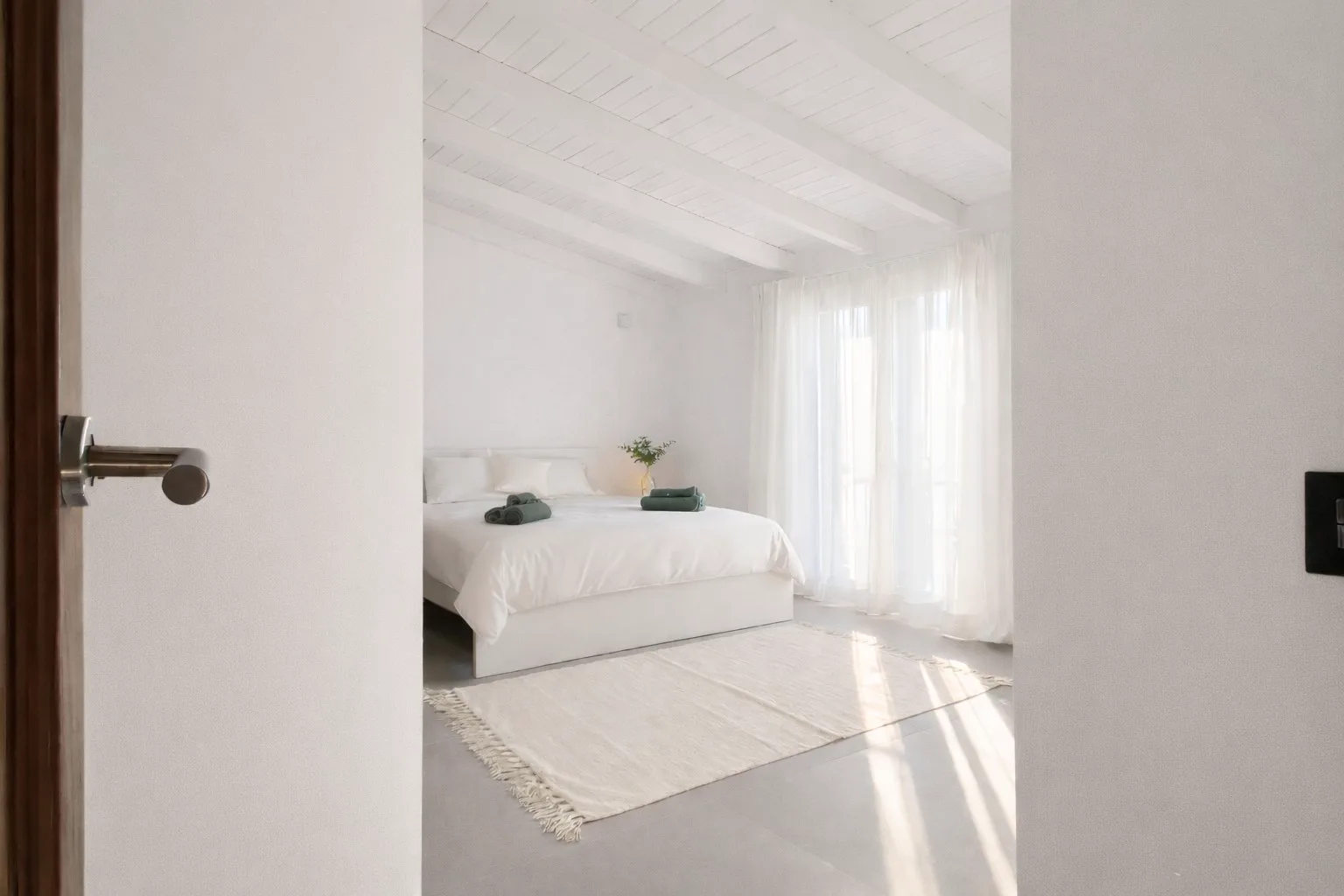 Casa Lux master bedroom with king-size bed, white cotton bed linen and soft natural light